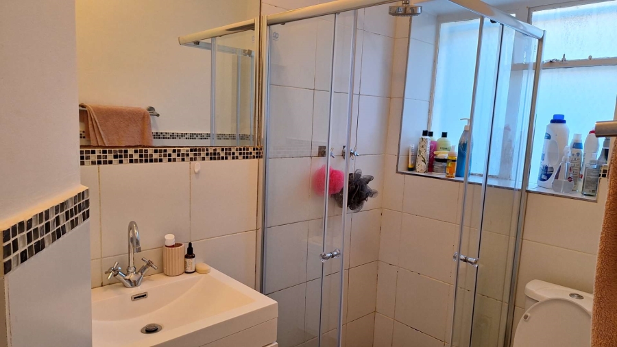 2 Bedroom Property for Sale in Vredehoek Western Cape